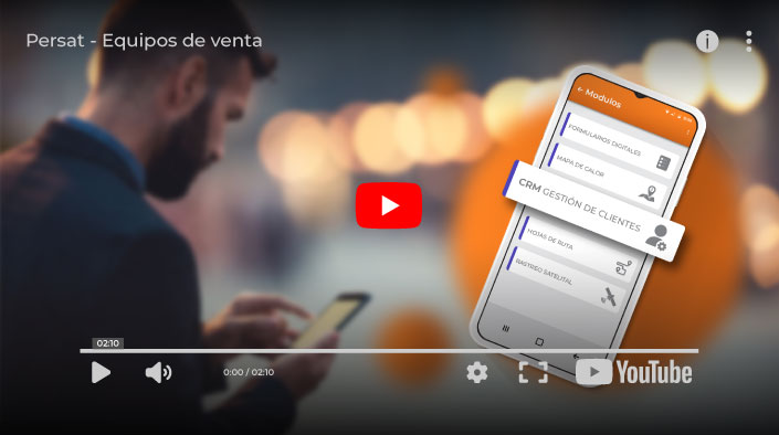 celular visualizando los modulos de persat, resaltando CRM gestion de clientes, de fondo vendedor en calle con celular